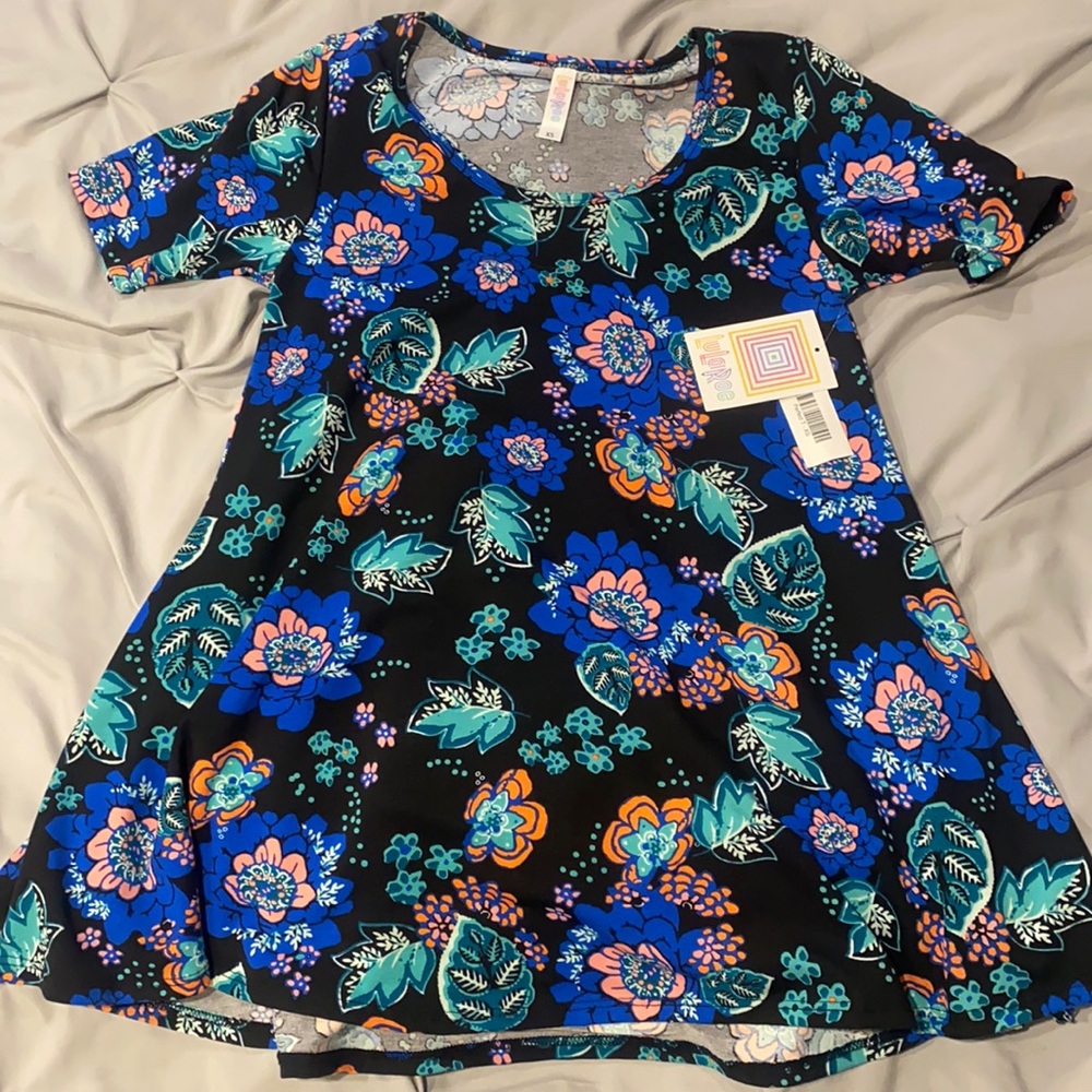 New with tags lularoe Short sleeve tunic top with fun pattern